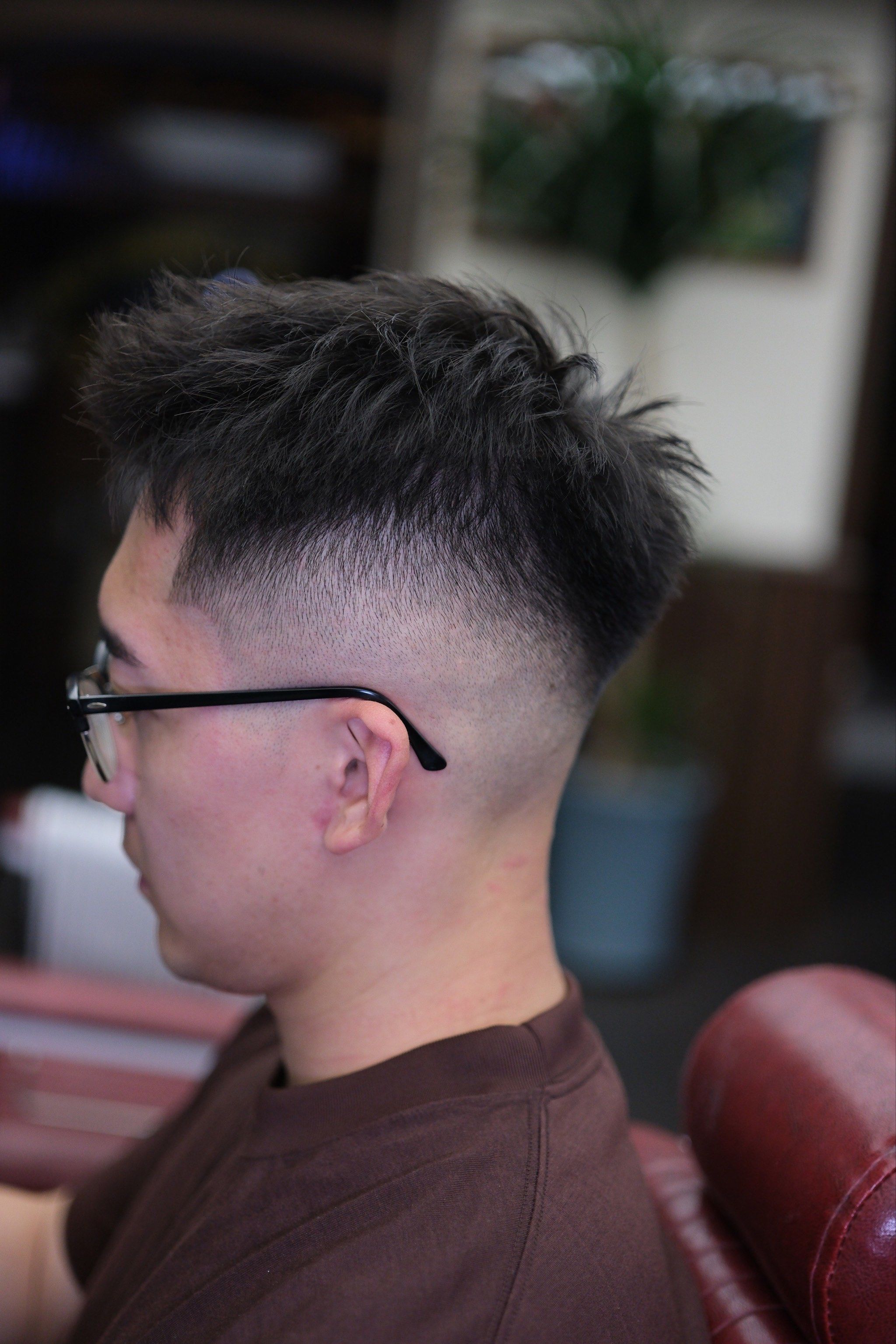 夏天适合把发型打理的的干净利落,硬朗帅气!