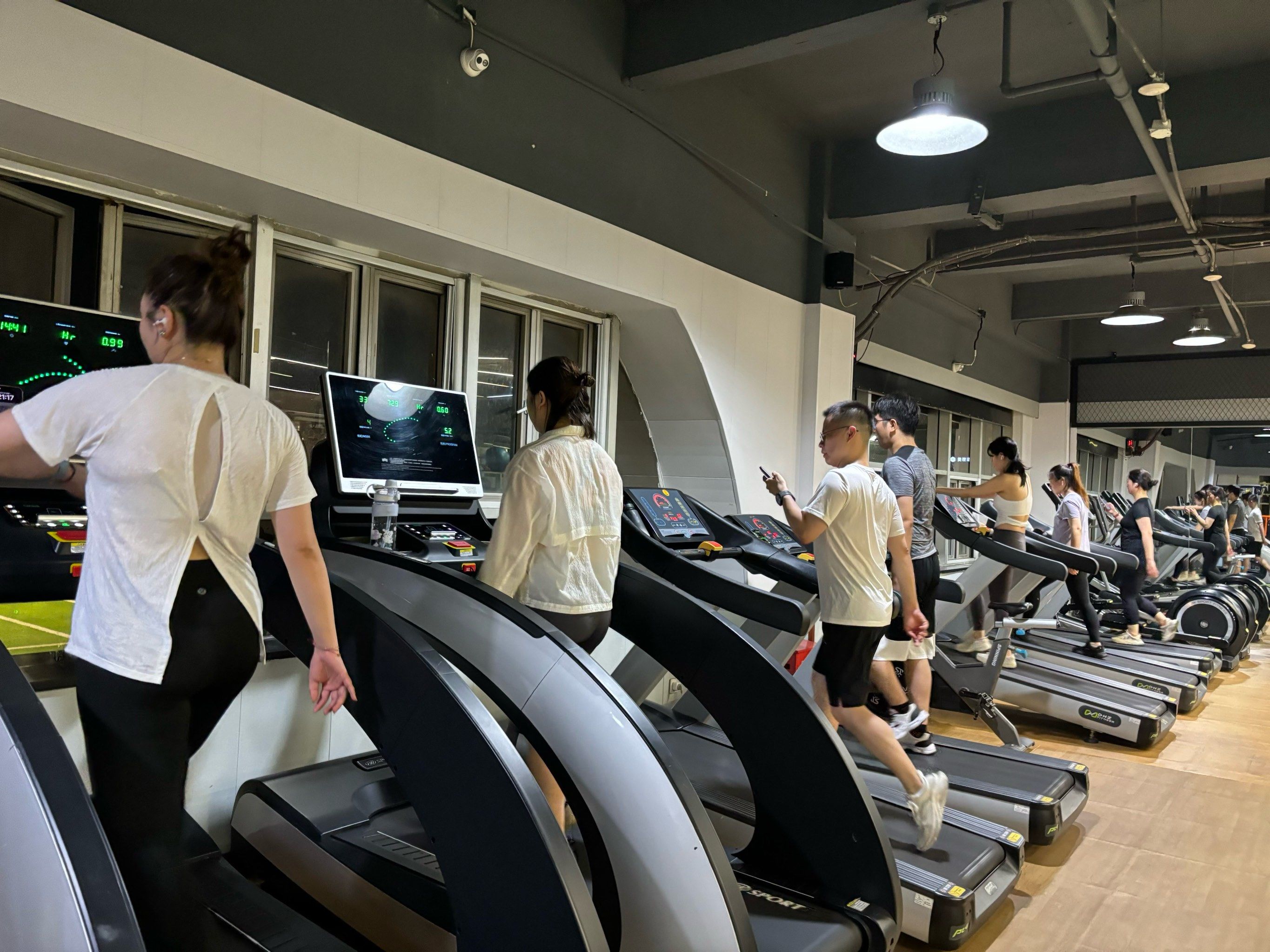 深夜十点的健身房