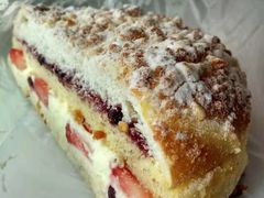 红豆草莓奶油夹心面包-巴黎贝甜(五月花广场店)