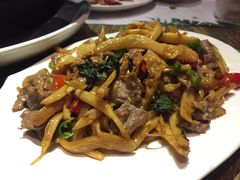 酸笋紫苏炒牛肉-屋顶花园餐厅(步行街老地王大厦店)