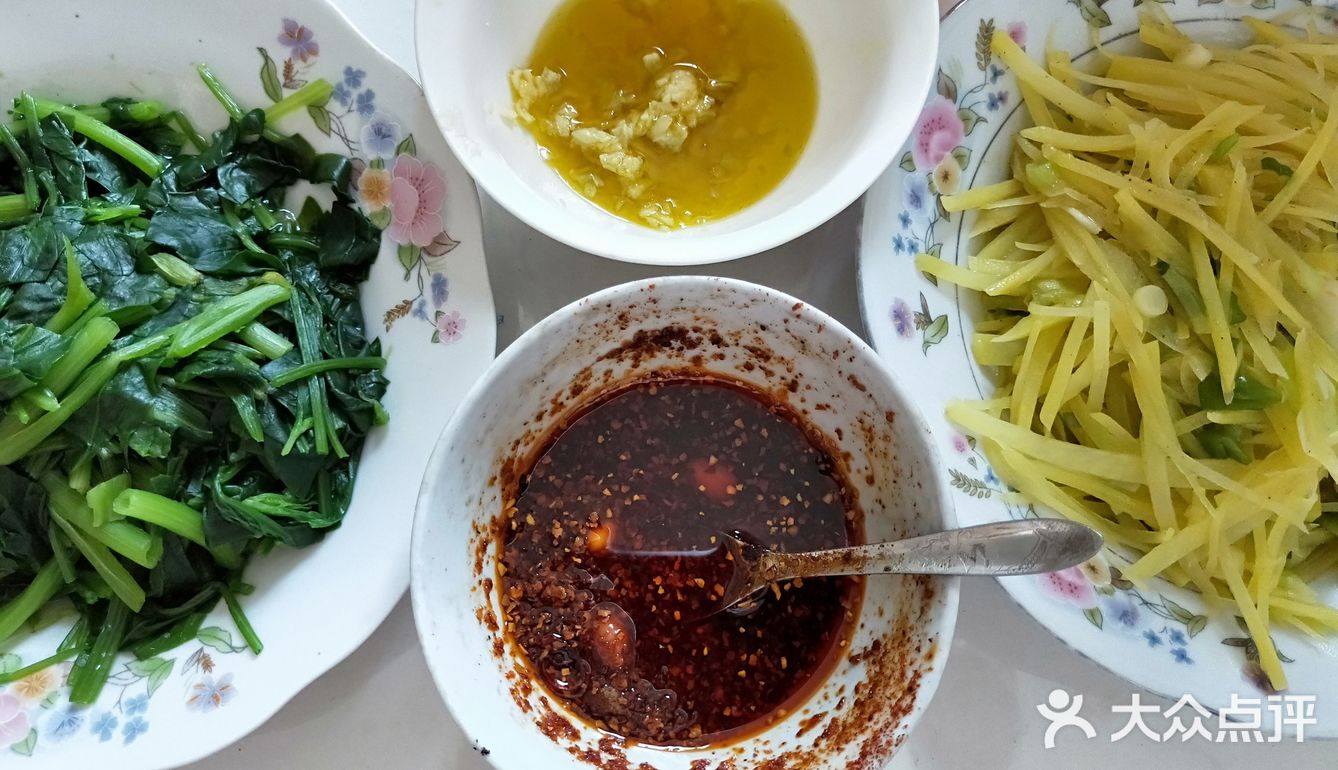 扯面跟春天最搭，春天菠菜，小葱，蒜苗，香菜等新鲜翠绿