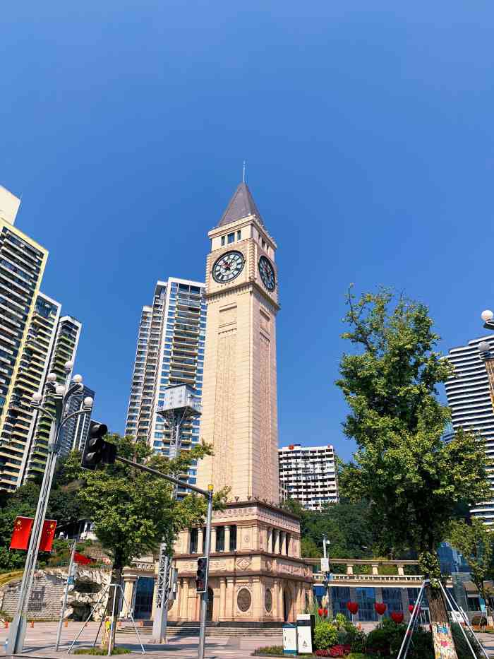 南滨路钟楼广场-"位于南滨路靠江旁的烂尾楼因其独特的拍摄视.