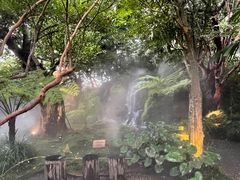 -Chom Cafe and Restaurant