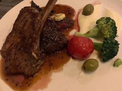 碳烤羊排配蔬菜及迷迭香红酒汁-WOLFGANG PUCK KITCHEN & BAR(迪士尼小镇店)