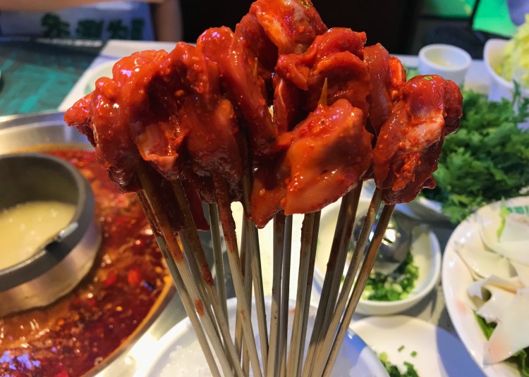 串串小郡肝 俗称的鸭胗 腌制底料很香 有辣椒和花椒 一口一串 停不