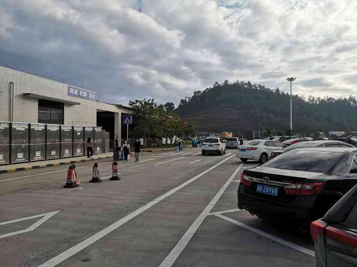 瓦溪服务区-"瓦溪服务区的面积不是特别大,但是呢,停车.