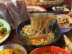 -爆炸头阿姨小四川正宗川味小吃(无任何分店)