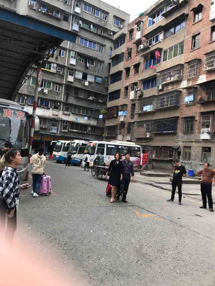 旁边就是西门市场!算是一个老车站!