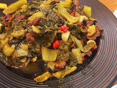 酸菜炒牛肉-唔止卤嘢·潮州府城菜(鹭江店)