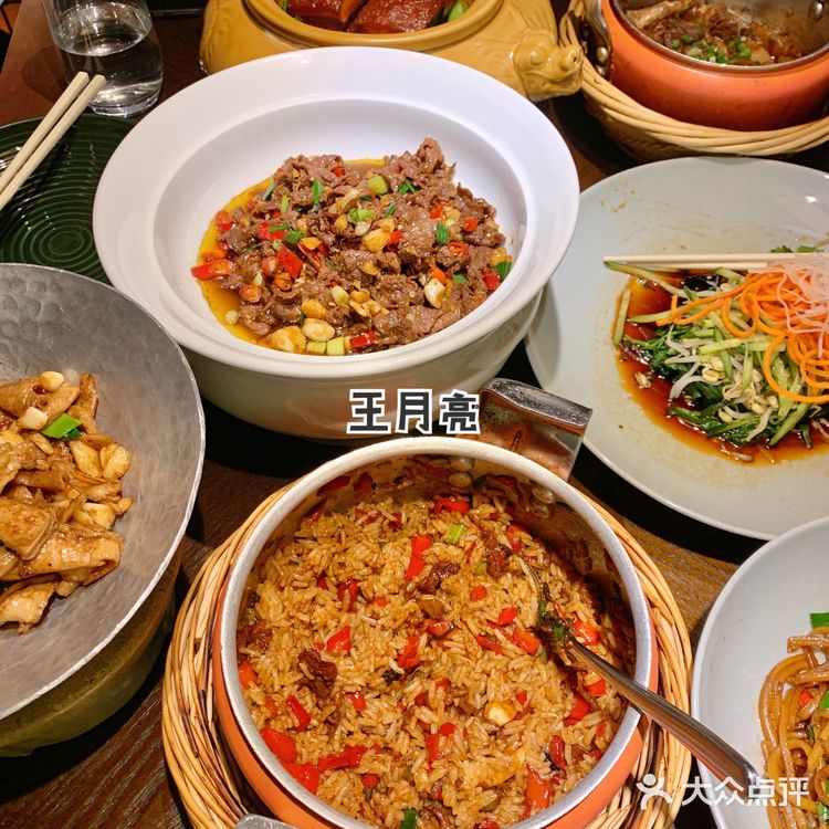 他家的鱼头米线和肉汤拌饭一绝!