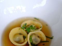 意式鸭肝饺子配牛肉清汤-AZUR聚(香格里拉饭店)