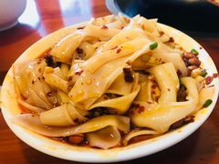 -泡山椒干锅肥肠鸡