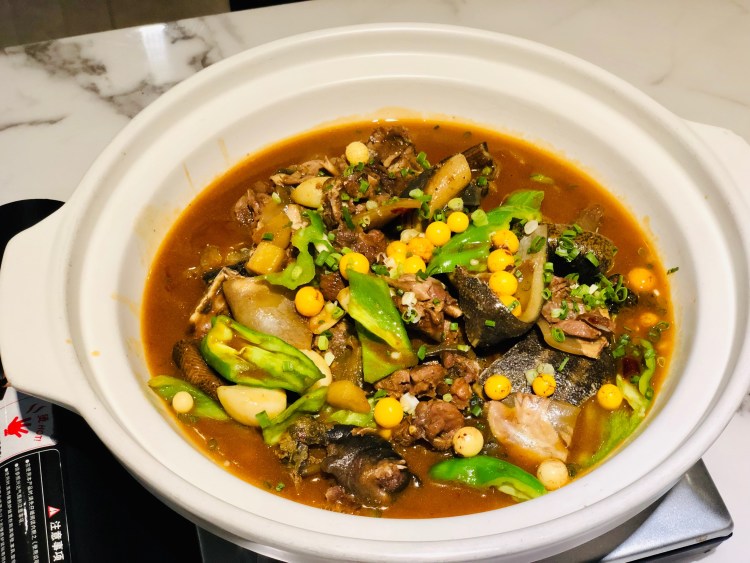 甲鱼烧鳝鱼 满满一大锅,冒着些许热气 飘出一股香味,随着火慢慢的煮沸