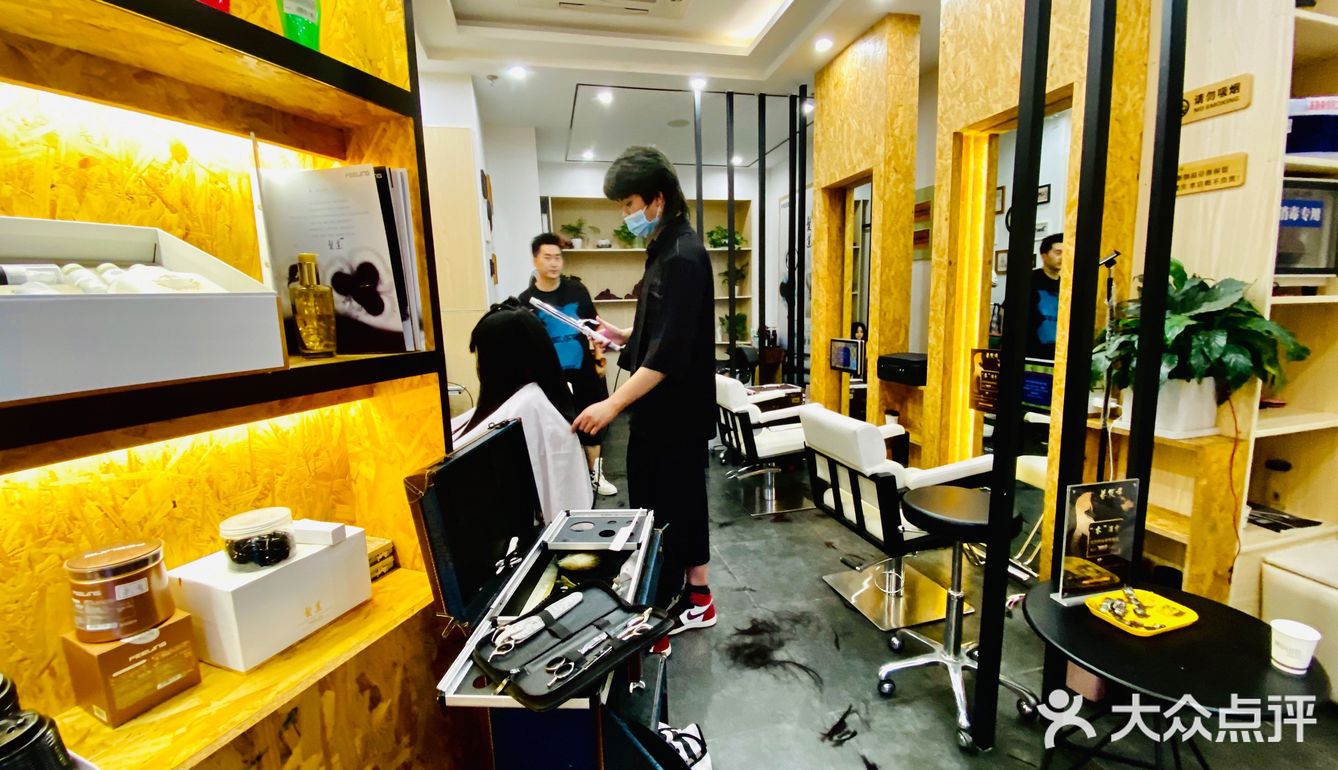 店面不大，但很有feel的一家美发店。