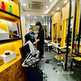 店面不大，但很有feel的一家美发店。