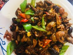 黑猪肉炒野生黑蘑菇-王村姑老土炕莜面村(桥东店)