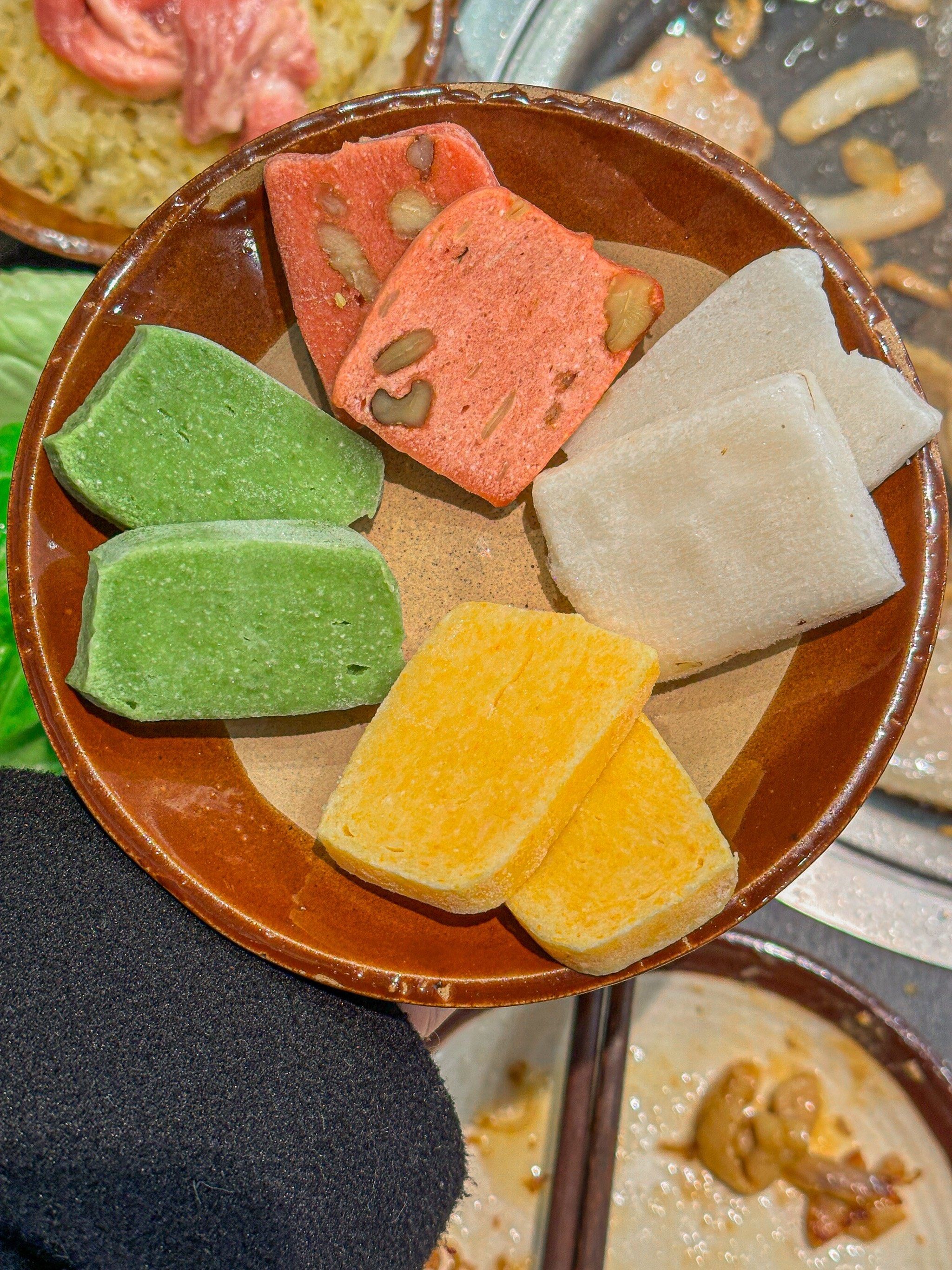 无锡新开烤肉店里 吃到了五彩年糕!