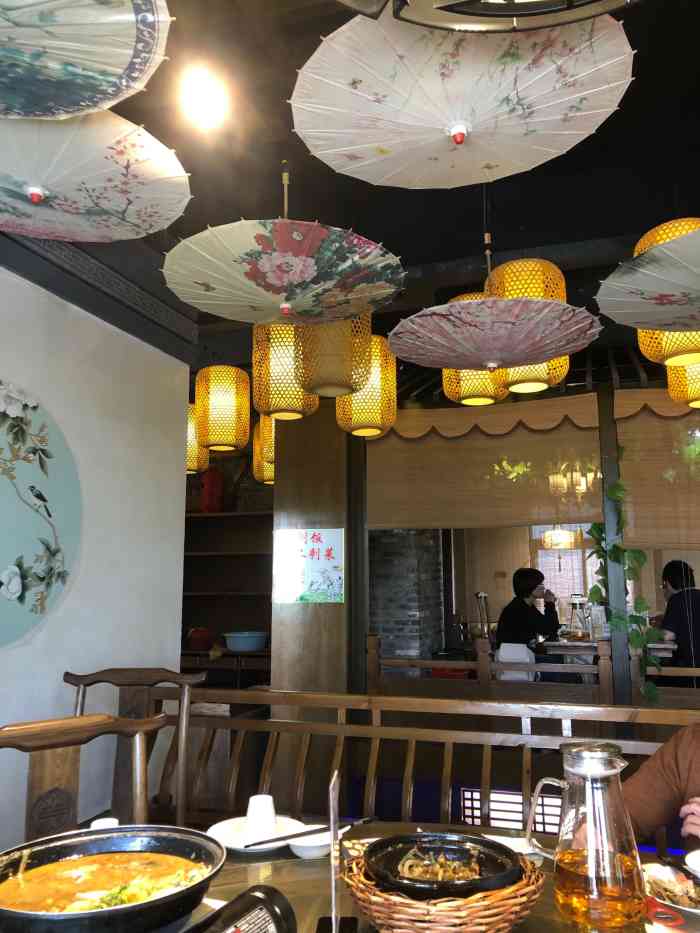 1718食尚馆(西西那堤店)-"在湖州的西南角,新区里一眼能注意到的饭店.