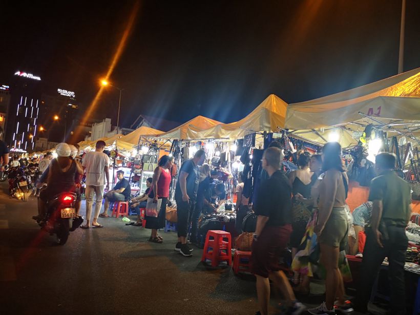 其实西贡夜市有点像小商品市场和国内的大部分夜市差不太多(和吴山