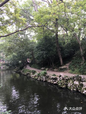 吃穿也各具特色,衣食住行皆是根据当地现有的情况