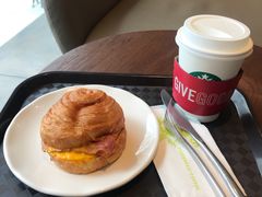 鸡蛋培根可颂/热牛奶-星巴克臻选(南京艾尚天地店)