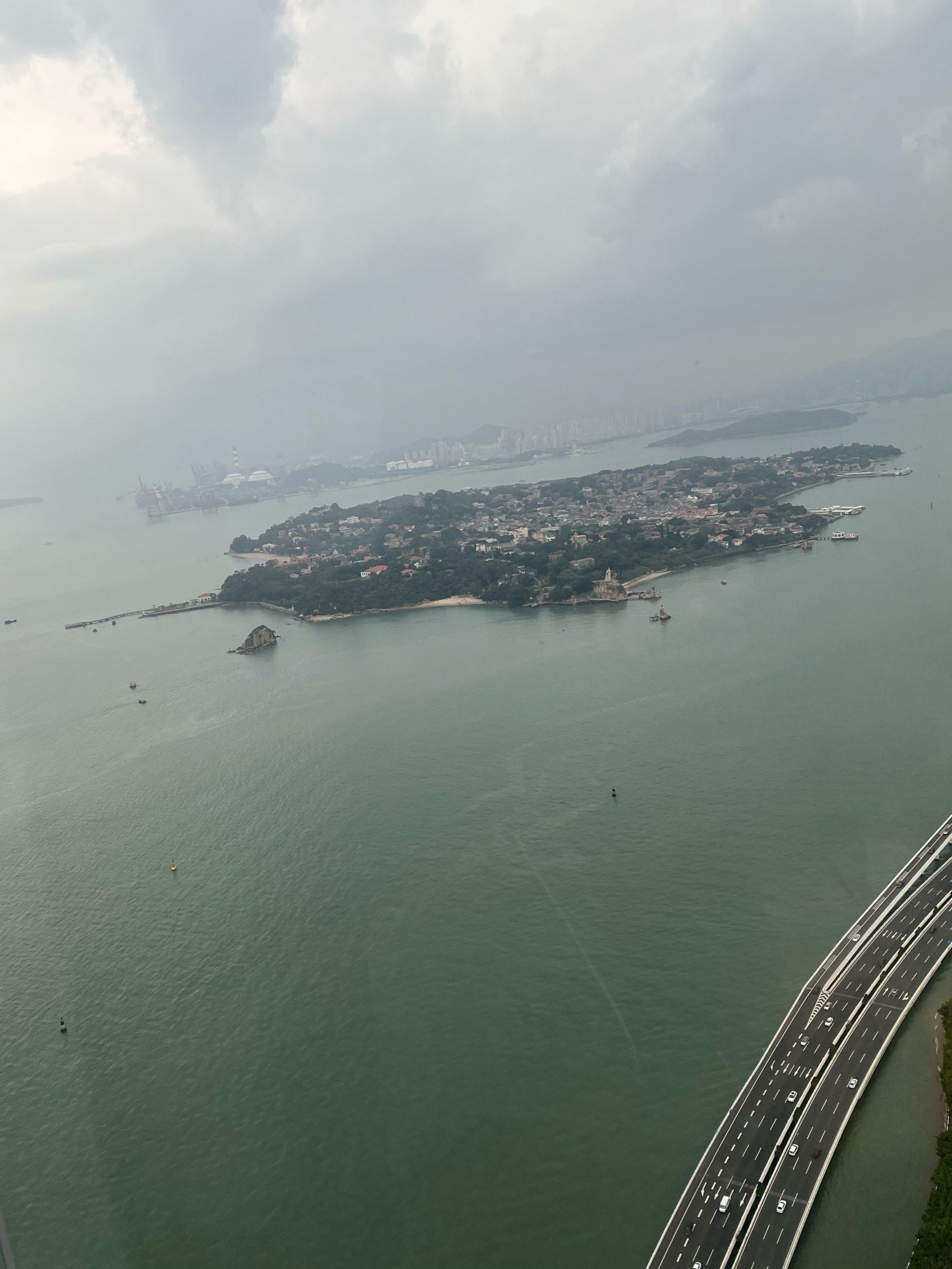 俯瞰鼓浪屿全景,车如水马如龙,轮渡的船只来了又返