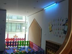 -抱抱熊托育中心(大悦城店)