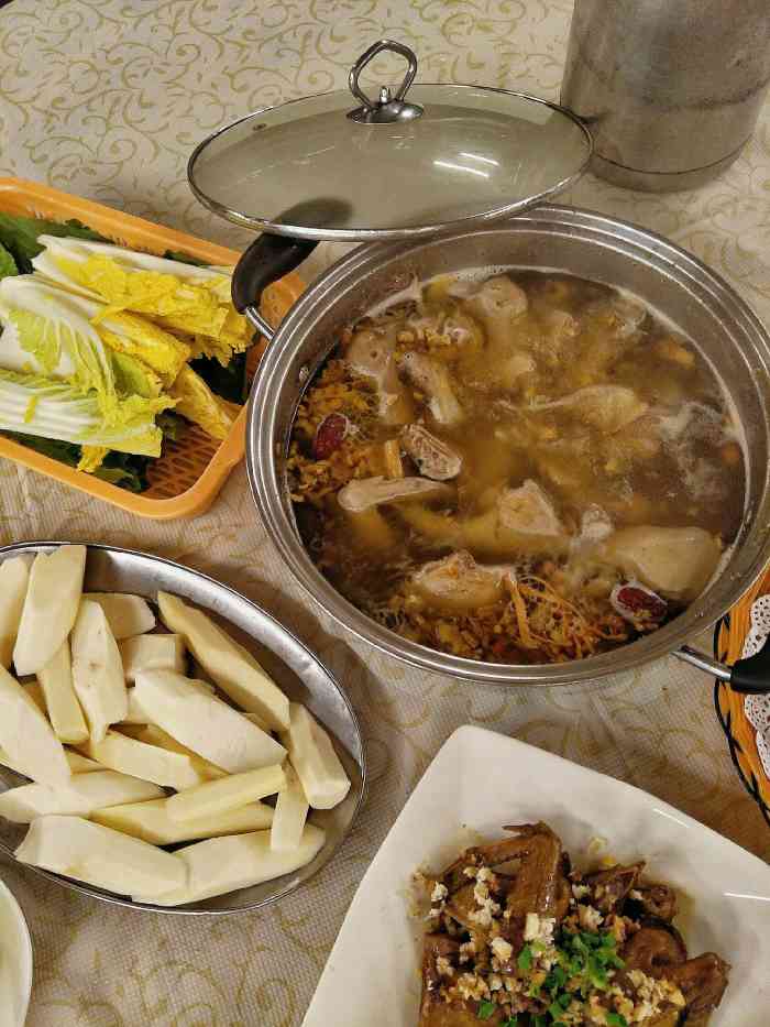 百利鸽王(花都总店)-"很传统的那种当地馆子「红烧乳鸽」很大很.