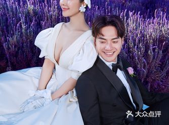 梦想中的婚纱照陷入薰衣草的紫色梦境