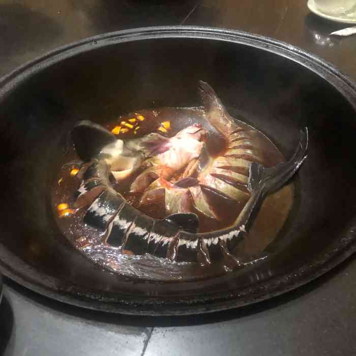 了贴饼子和一堆菜 非常好吃的是乌江鱼,18min  表会响,老板来解开锅盖