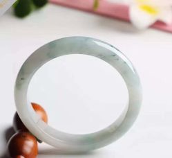 -北京七彩云南翡翠珠宝旗舰店(月坛店)