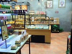 面包甜点陈列柜-东南饼庄(苏圃路店)