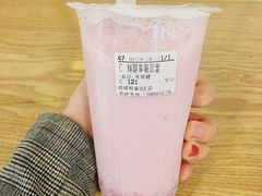 草莓欧蕾-CoCo都可(湖滨银泰店B区店)