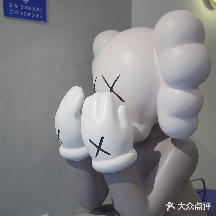 爱上这片克莱因蓝‼️堪比摄影基地🤩滨江坠出片咖啡 汉堡香迷糊叻