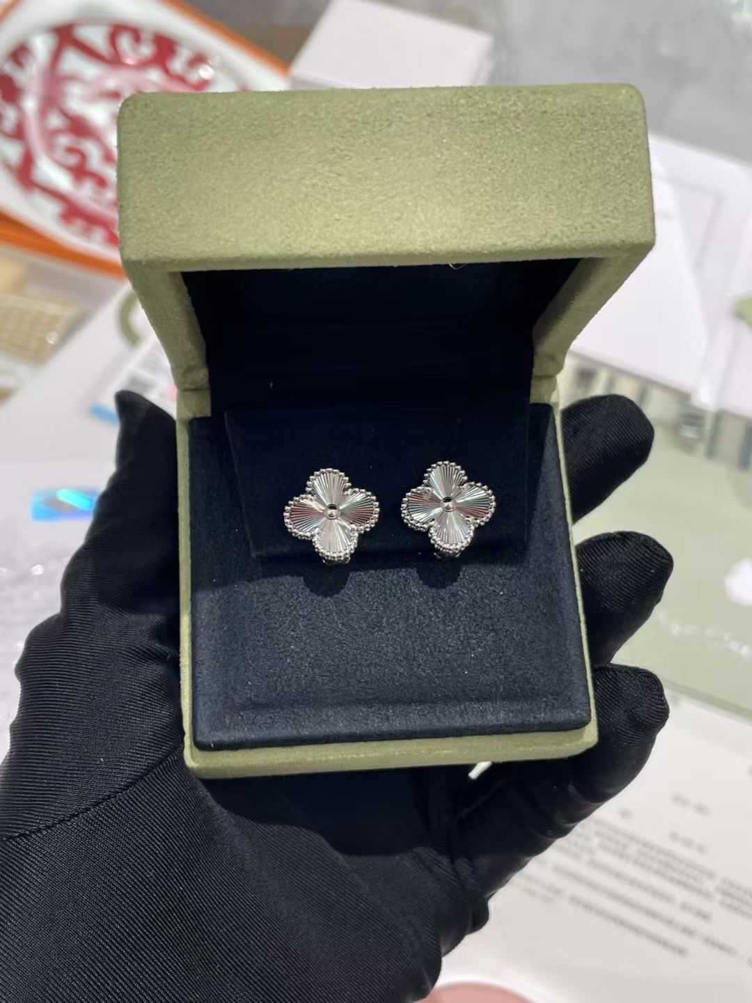 vca梵克雅宝白金镭射四叶草中号耳钉, 白金