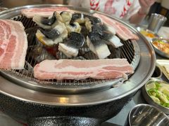 -围炉肉舍•炭烤活鳗•丹东海鲜烤肉(步行街店)