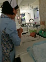 点击看大图 护士mm在给妈妈们培训,如何给宝宝洗澡和按摩-爱帝宫月子中心(罗湖别墅院)
