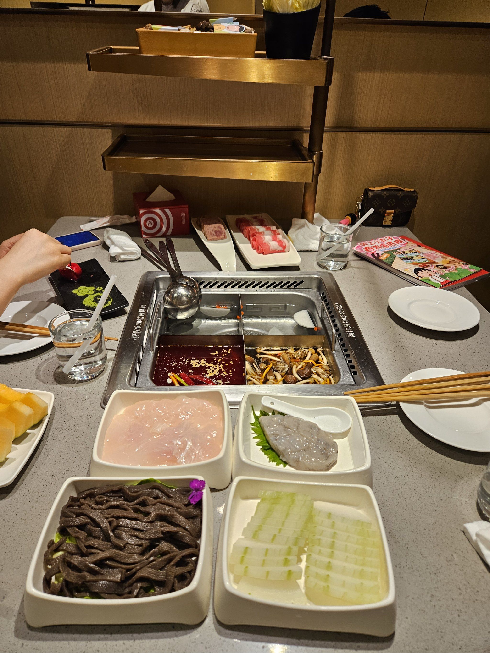 海底捞的服务员是真的好态度也很好服务态度很好要吃火锅就来海底捞捞