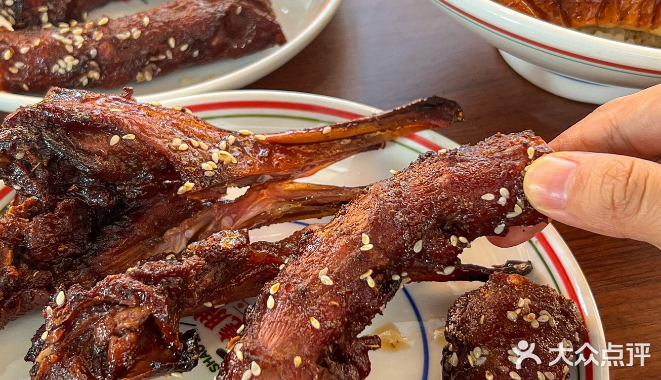 发现南宁巨巨巨好吃的鸭下巴👀缺点就是太费剧！