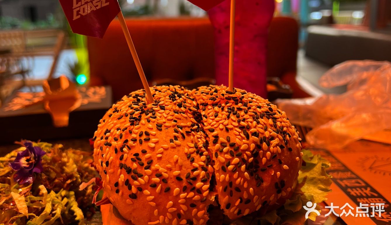 世豪二期里面洽个午饭。来吃这家新开的餐酒吧
