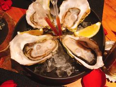 新鲜生蚝搭配柠檬和小洋葱-AZUL by FUEL蓝色·法式酒馆(琶醍店)