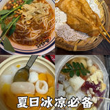 红亮亮的油花浮在汤上，辣得人直咂嘴，却又舍不得放下筷子