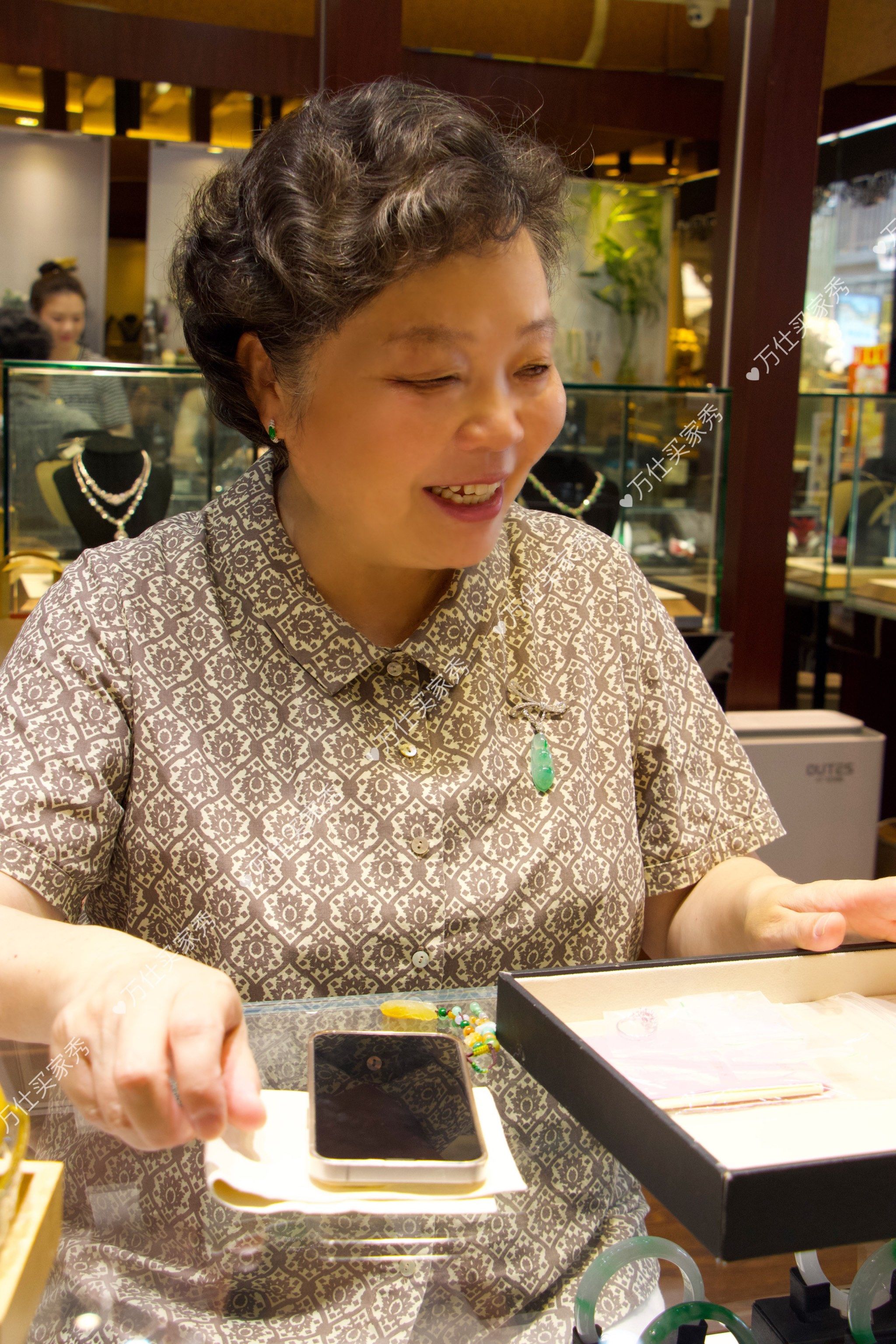 h校长是我们的珠宝领袖人物,自光荣退休后一路陪伴万仕几十载