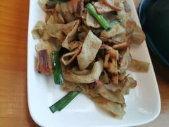 腊肉炒豆丝-莲餐厅·湖北菜·潜江小龙虾店(愚园路店)