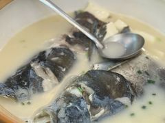 浓汤鱼头-浔味·山屿湖·正宗全鱼宴老字号