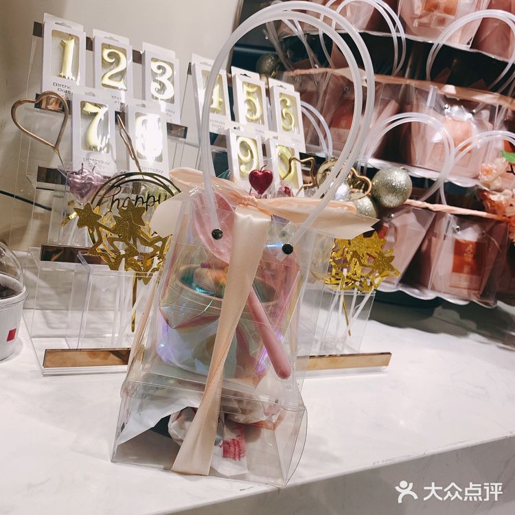 和买东西的店在一起 门口是买蛋糕的和堂食味