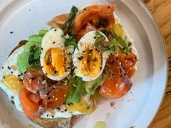 三文鱼牛油果吐司-Egg•Allday Brunch(襄阳北路店)
