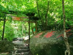 景点小偏门登山处入口-三块石国家森林公园
