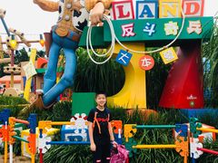 -小镇影院迪士尼小熊Duffy与他的朋友合影地