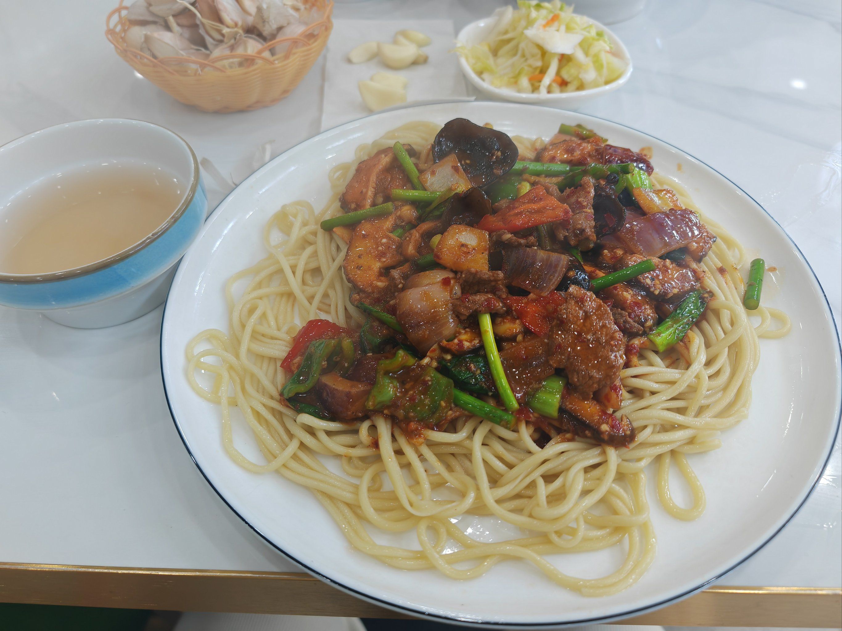 新的一年从干饭开始 从对面看完电影出来饿了,看到了这家店九点多了